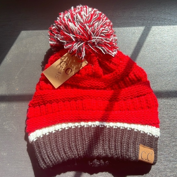 C.C. University color collection pom pom Skully - Picture 1 of 4